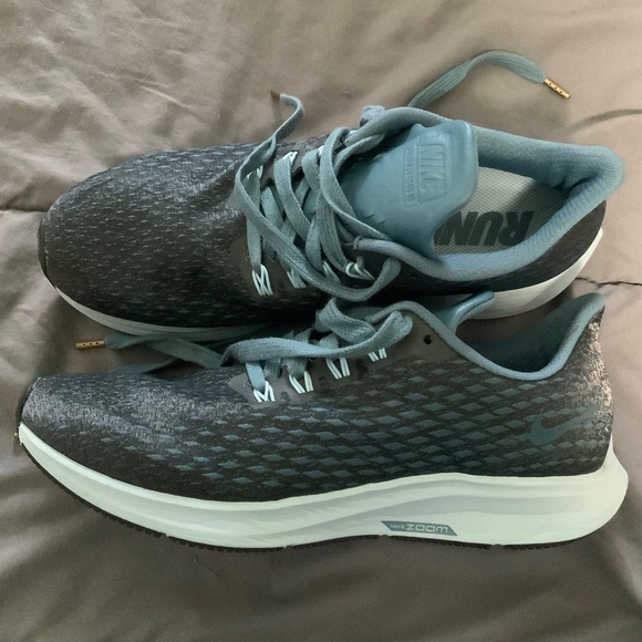 Women's Niki Shoes, Size 8 1/2 - Picture 2 of 6